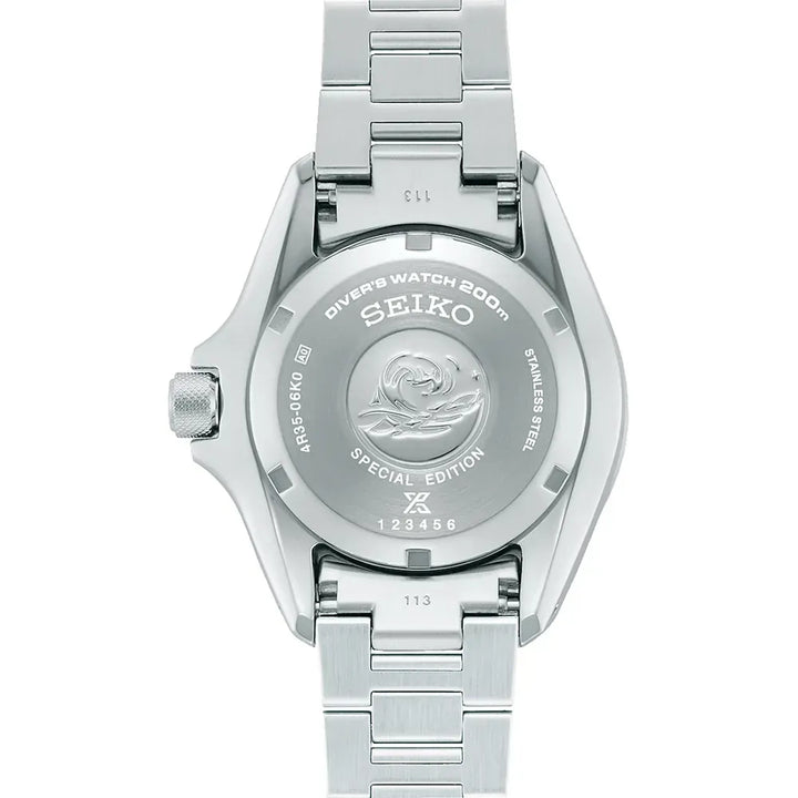 De afbeelding toont de achterkant van de Seiko heren horloge SRPL53K1, met ingegraveerde tekst, een golflogo en een serienummer. Op de achterkant van de kast staan Diver's Watch 200m, Seiko en Special Edition op dit automatische duikershorloge.
