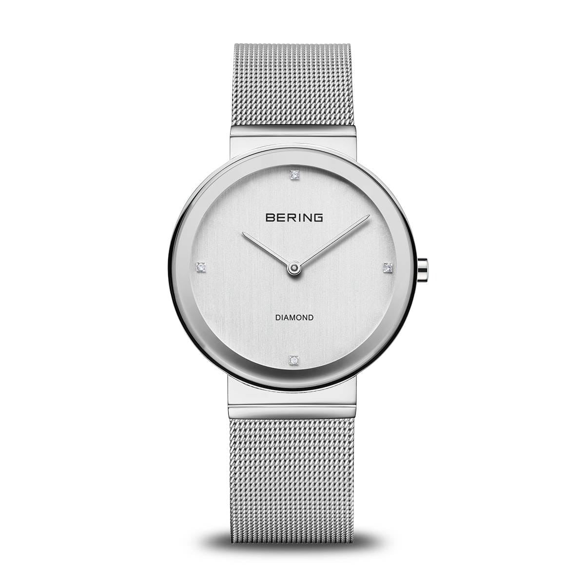 Zilveren dames horloge met een ronde wijzerplaat en mesh-band, voorzien van subtiele steentjes.