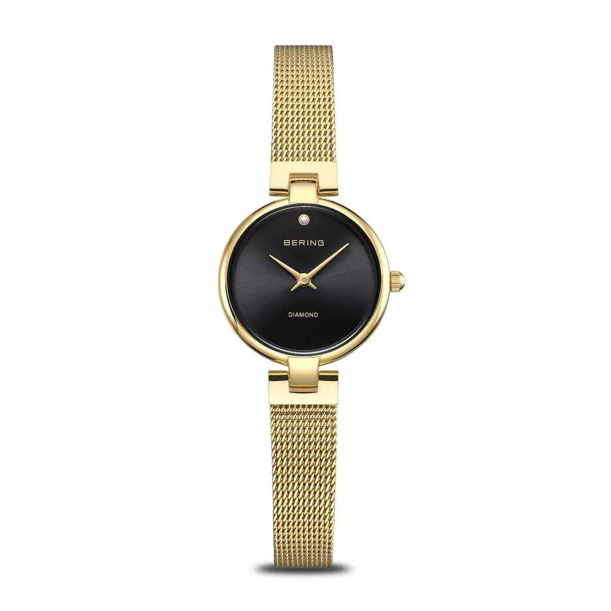 Gouden horloge met zwarte wijzerplaat en mesh-band.