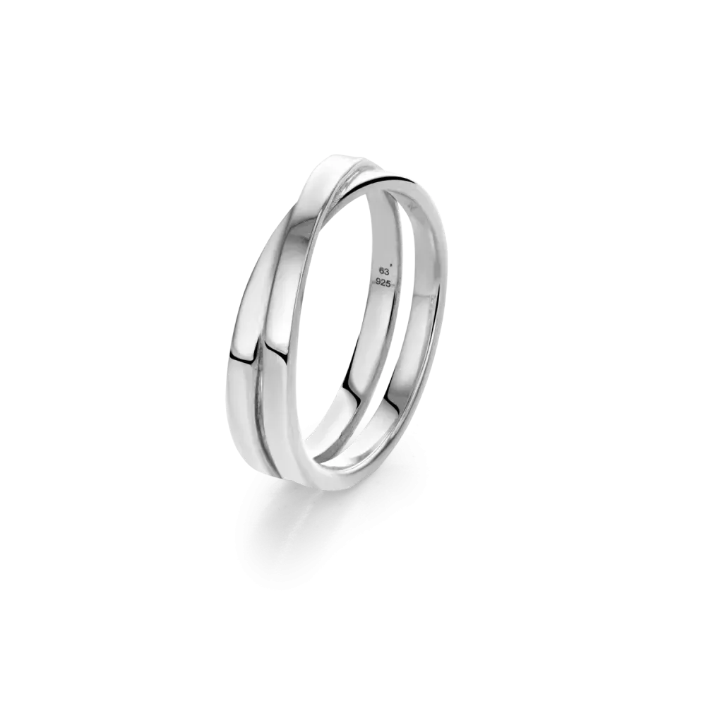 Zilveren ring met een gestroomlijnd ontwerp en een dubbele band.