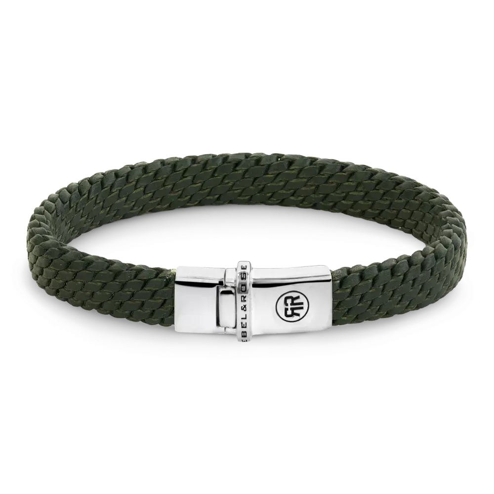Groene gevlochten armband van textiel met een zilveren sluiting en logo.