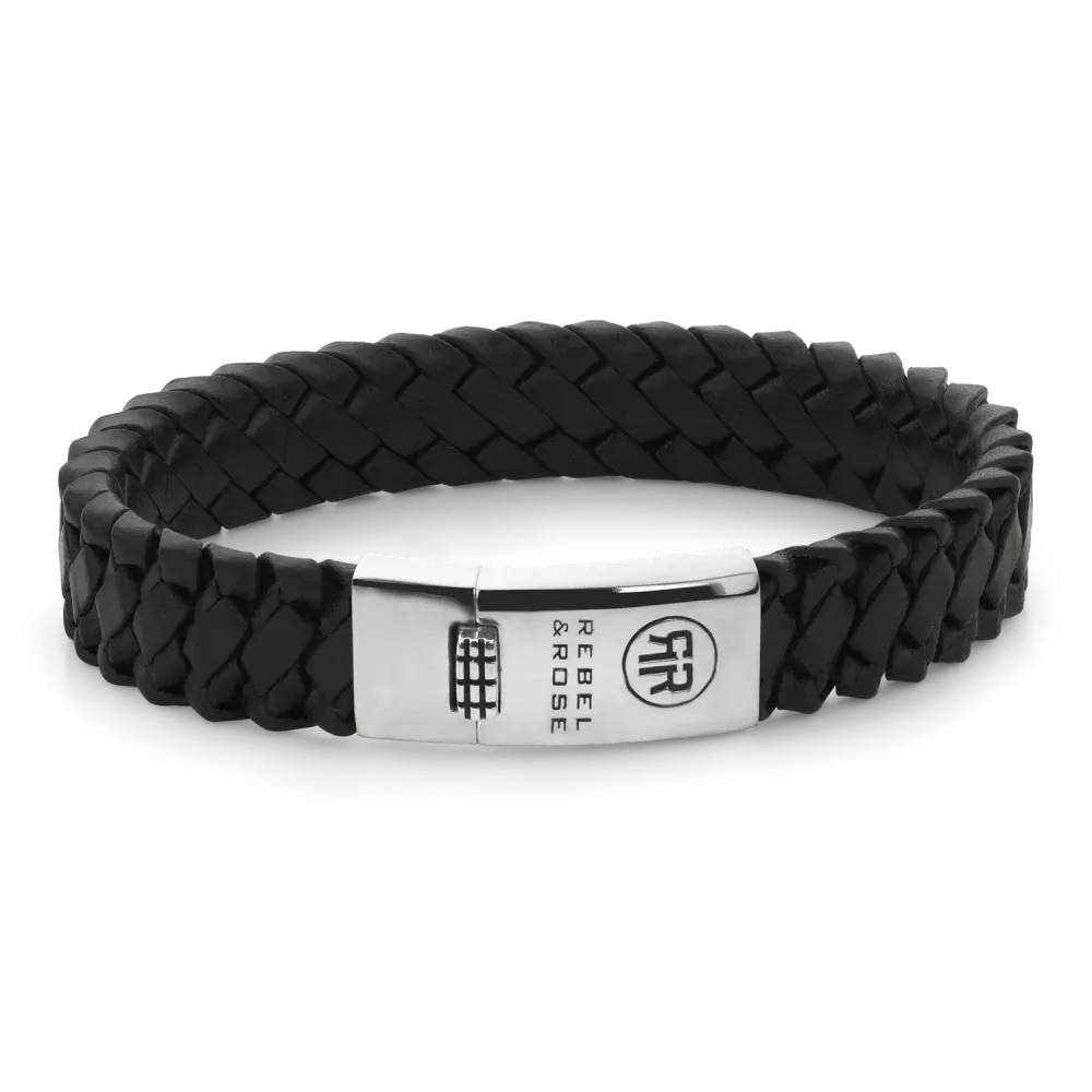 Zwarte gevlochten armband van leer met een zilveren sluiting.