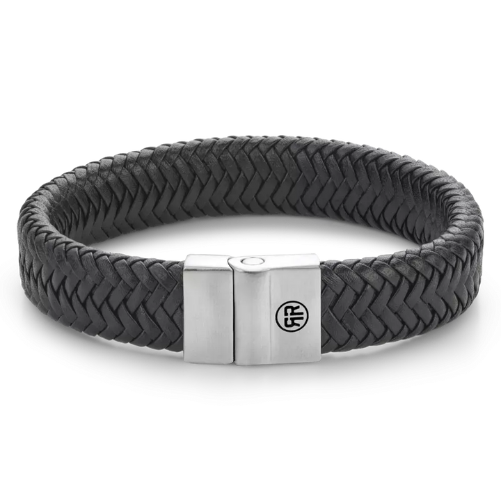 De Rebel & Rose Full Metal Plaid Black Matt 15mm armband heeft gevlochten zwart leer, een zilveren sluiting met een gegraveerd logo en is afgebeeld op een lichtgrijze achtergrond.