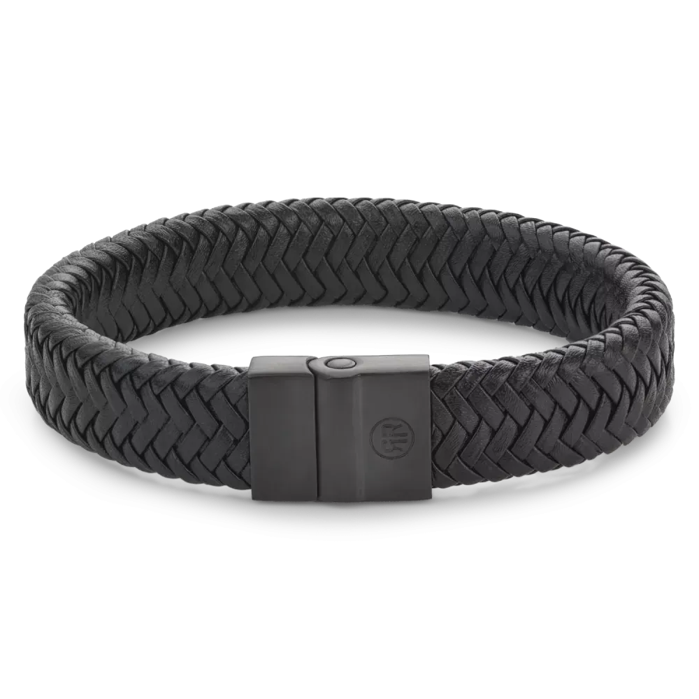 Zwarte leren armband met gevlochten patroon en metalen sluiting, 15 mm breed.