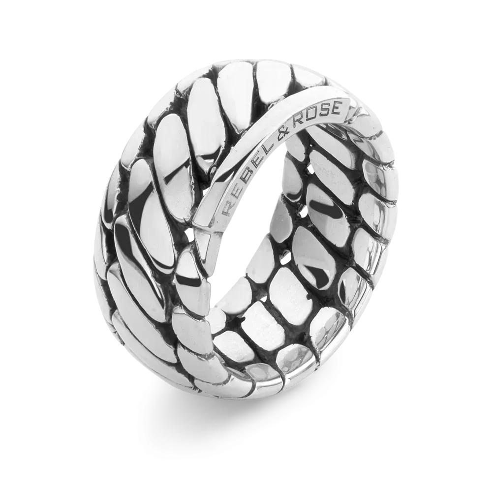 Herenring van zilver met een gedetailleerd, gevlochten ontwerp en een glanzende afwerking.