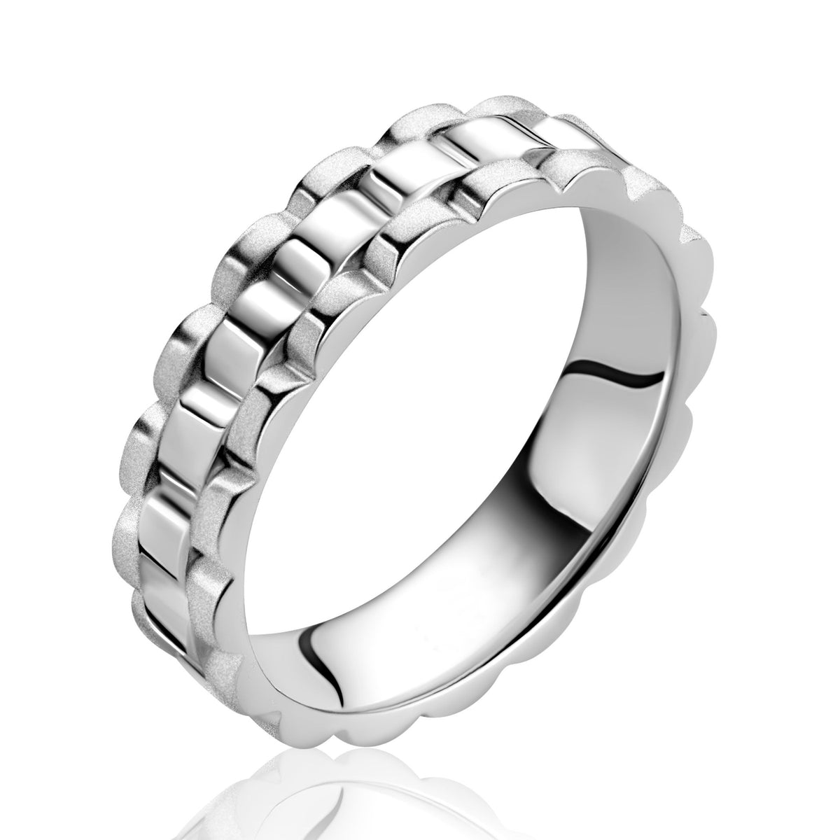 Zilveren ring met een geschakelde band en een glanzende afwerking.