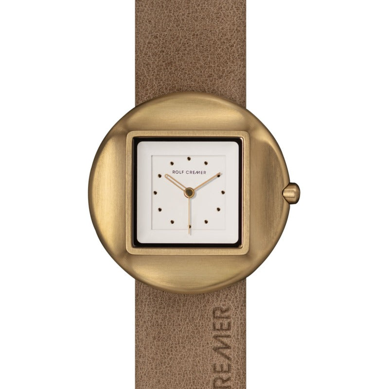 Gouden horloge met vierkante witte wijzerplaat en een lichtbruine leren band.