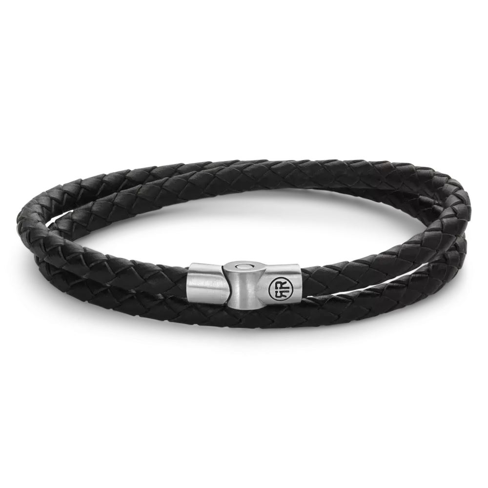 Zwarte gevlochten leren armband met dubbele band en metalen sluiting.