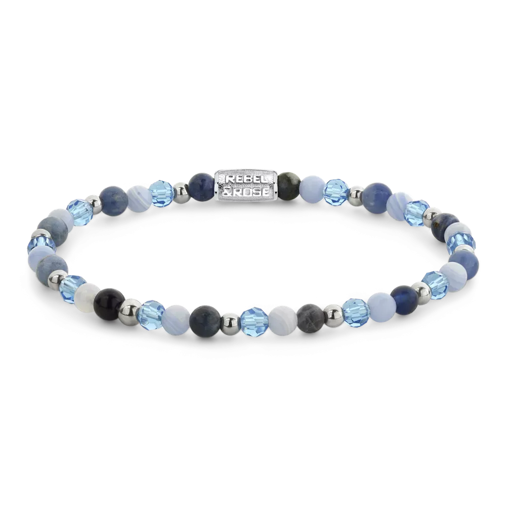 Zilveren armband met een mix van blauwe en grijze kralen, afgewisseld met glinsterende steentjes.