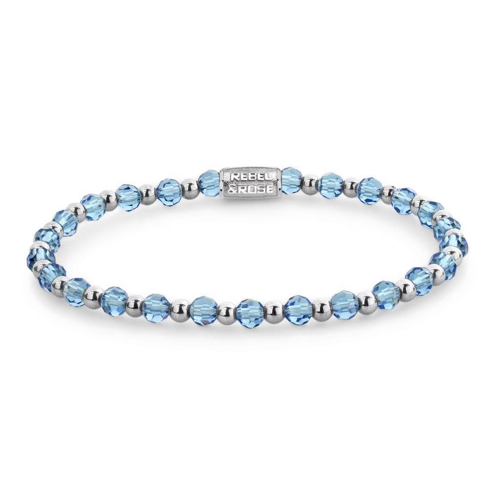 Zilveren armband met lichtblauwe glaskralen en metalen tussenstukken.