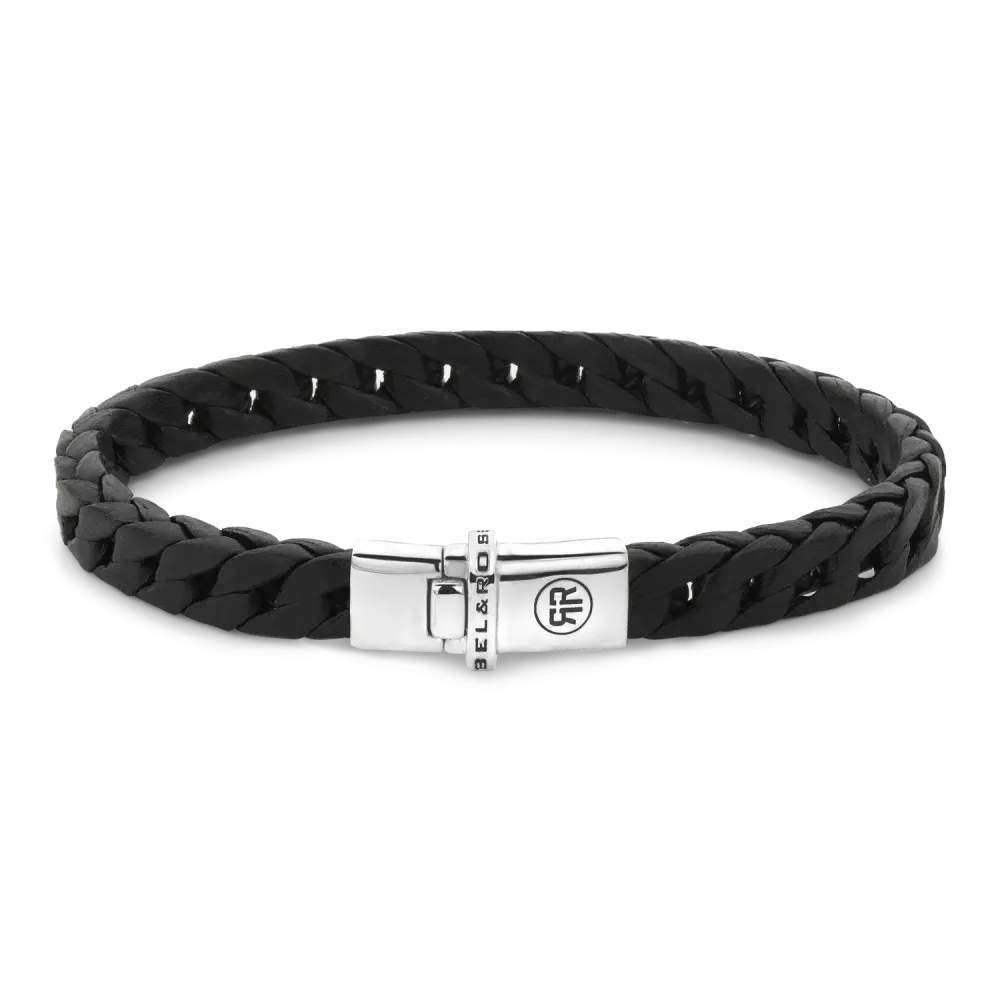 Zwarte gevlochten armband van leer met een zilveren sluiting en subtiele steentjes.