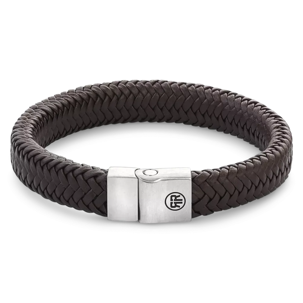 Bruine leren armband met gevlochten herringbone patroon en zilveren sluiting.
