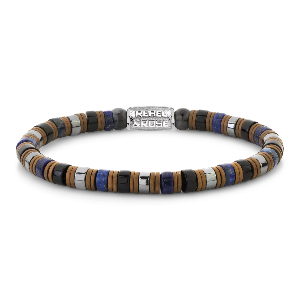 Kleurige armband van 6 mm met gemixte blauwe en bruine schijven, afgewerkt met een zilveren sluiting.