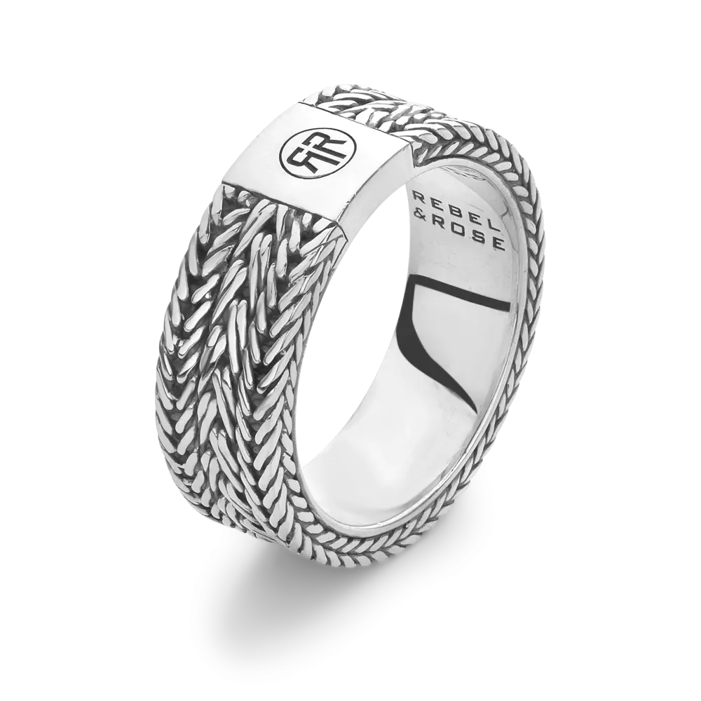 Zilveren ring met gevlochten ontwerp en een vierkante, gladde bovenkant.