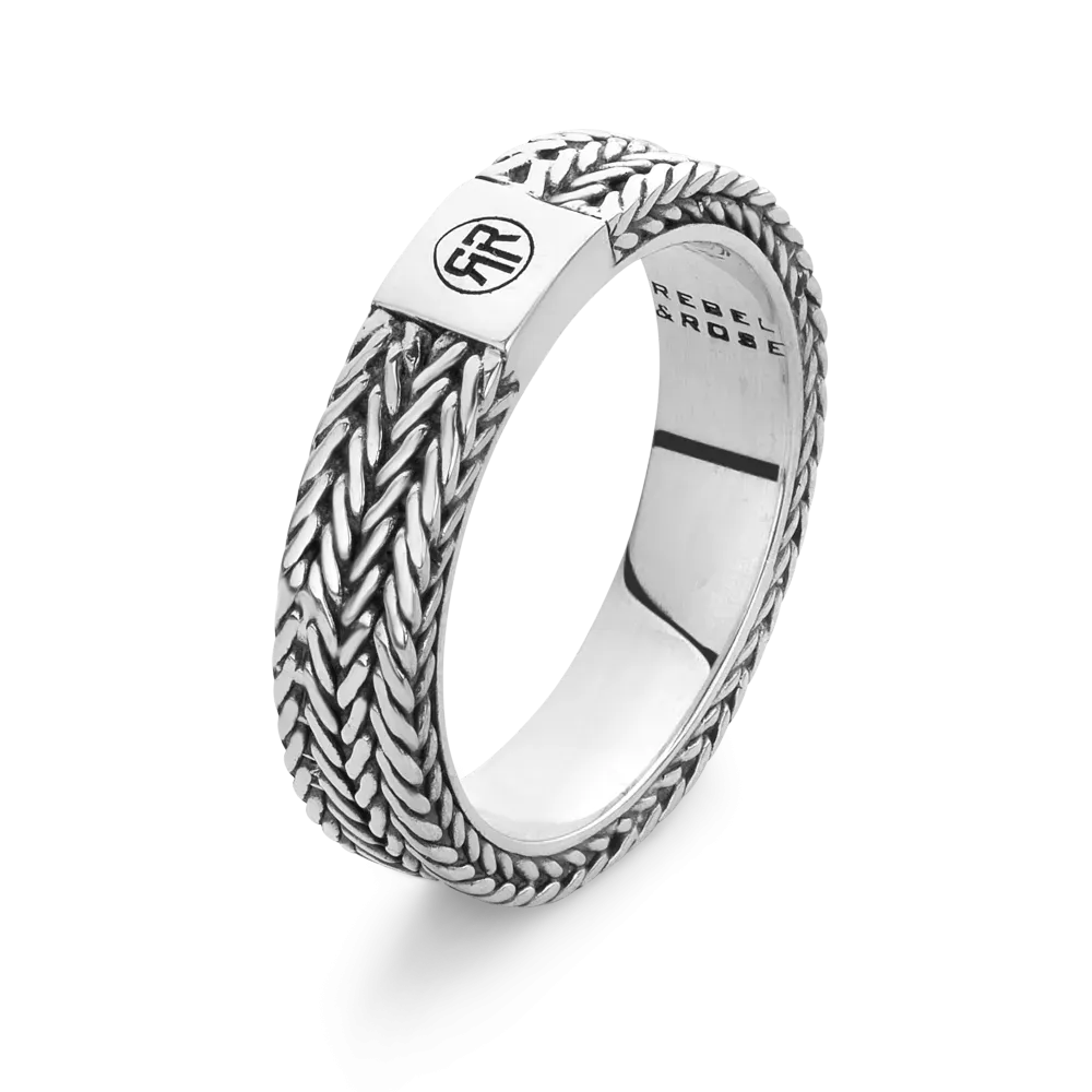 Zilveren ring met gevlochten ontwerp en een vierkante, gematteerde afwerking aan de bovenkant.