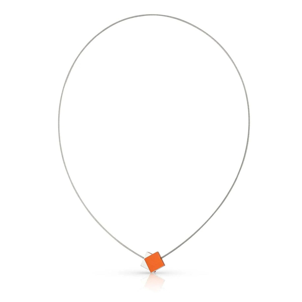 Zilveren collier met een oranje vierkant hangertje.
