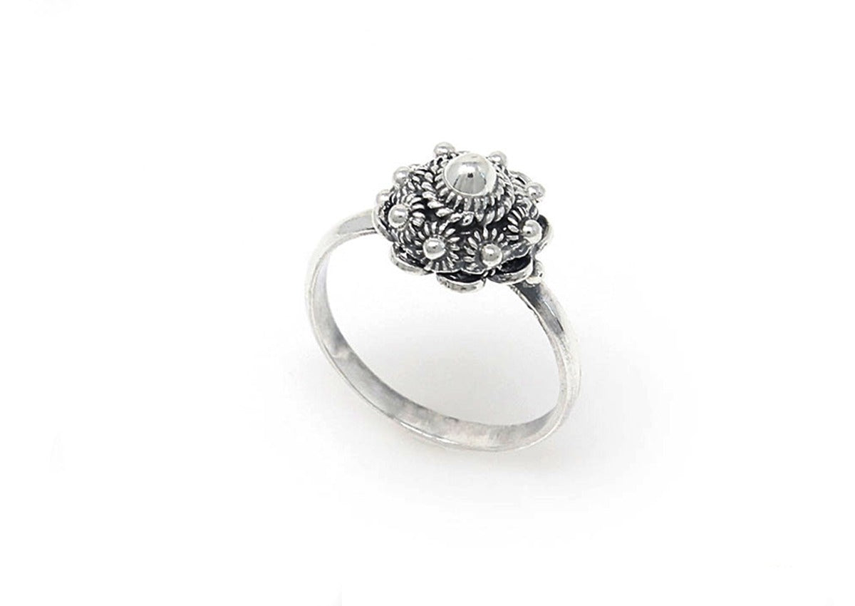 Zilveren ring met Zeeuwse knop, 10 mm, versierd met een centrale steen en gedetailleerd patroon.