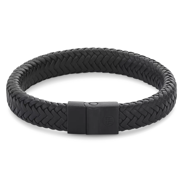 De Rebel & Rose Full Metal Herringbone Black Black is een zwart gevlochten leren armband met een matzwarte rechthoekige roestvrijstalen sluiting, afgebeeld op een witte achtergrond.