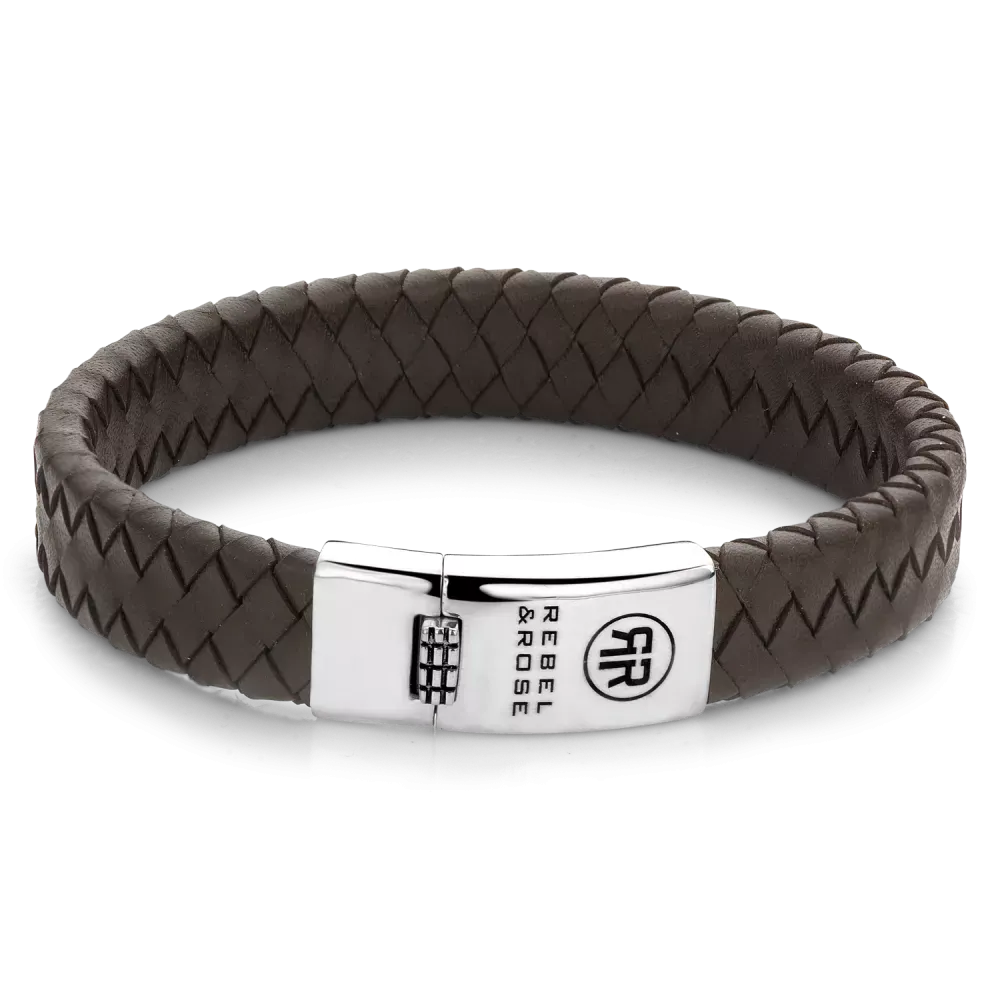 Vlechtarmband van 925 zilver met een donkerbruine leren band en een zilveren sluiting.