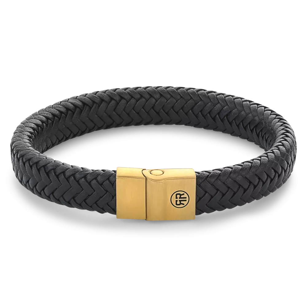 Zwarte gevlochten armband met gouden sluiting en herringbone patroon.