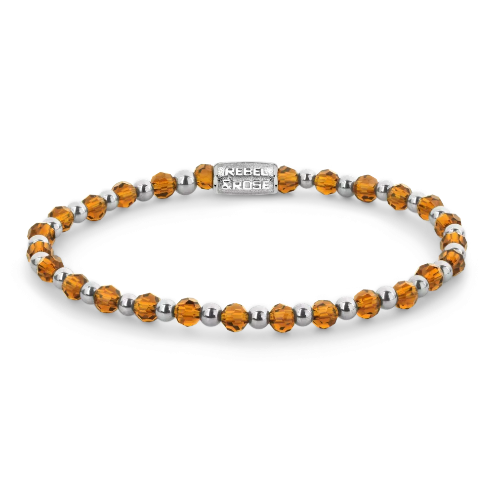 Zilveren armband met oranje kristallen en metalen schijven, in een speelse mix van kleuren.