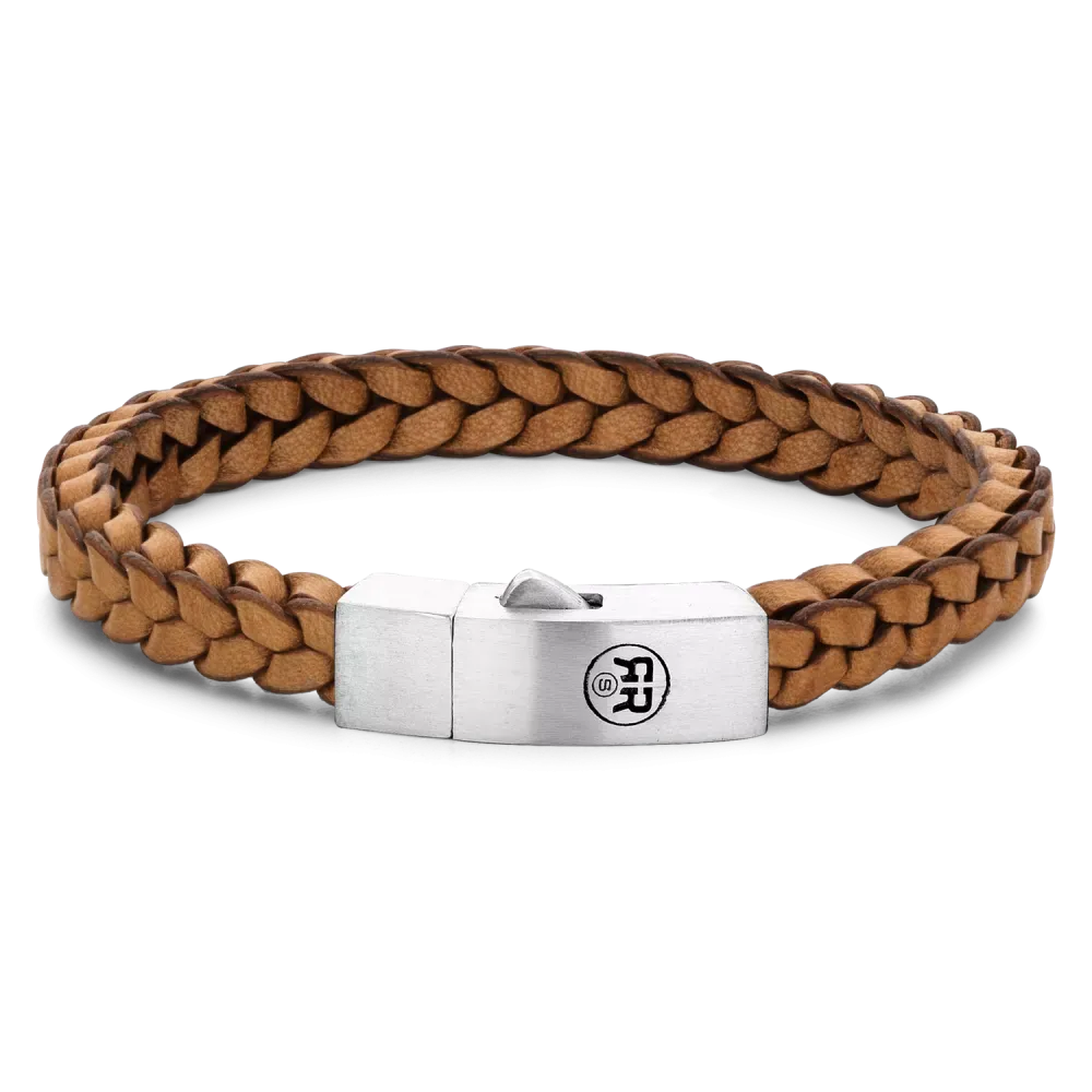 Cognackleurige leren armband met gevlochten ontwerp en zilveren sluiting.