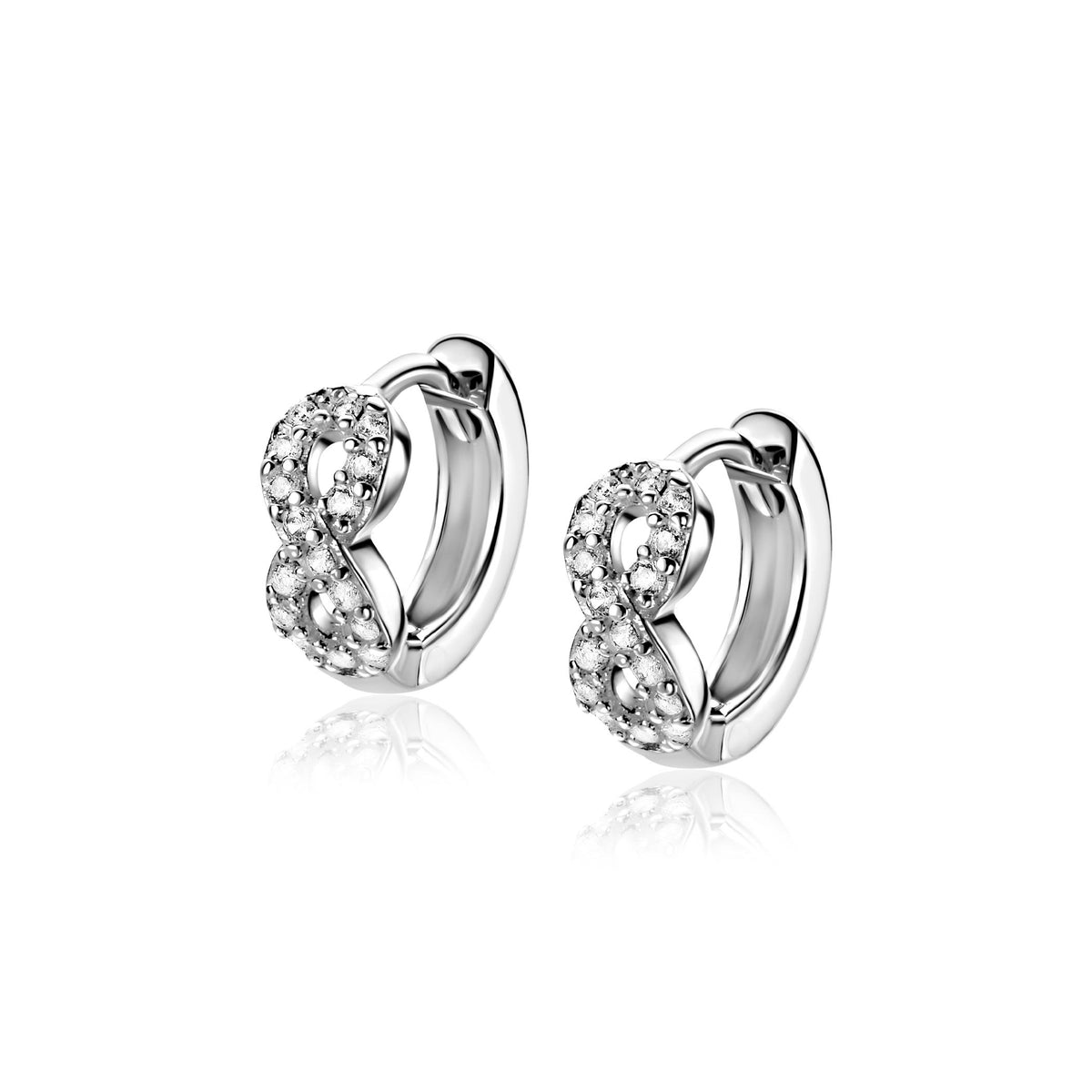 Zilveren oorbellen met een infinity-design, versierd met heldere steentjes.
