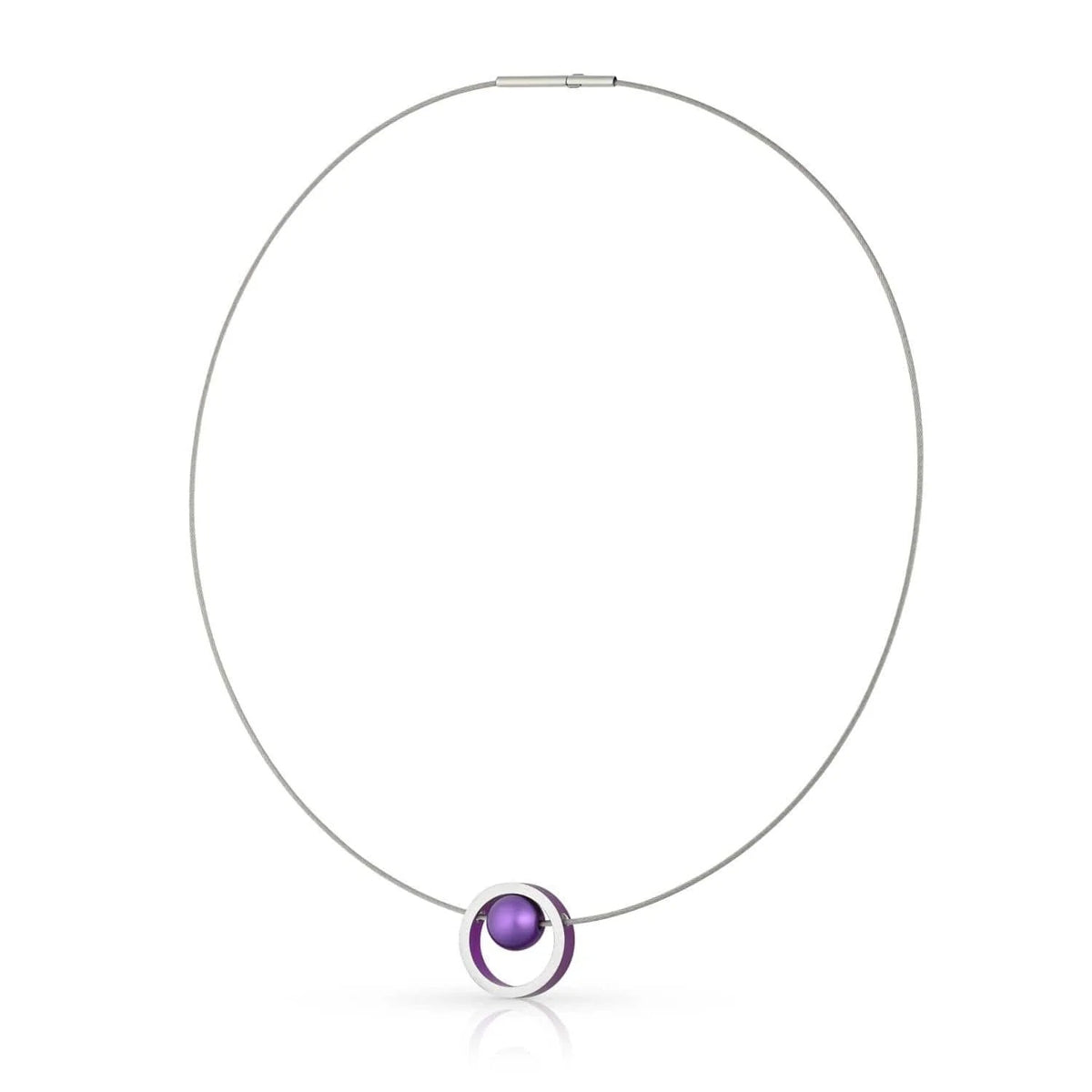 Zilveren collier met een paarse edelsteen in een cirkelvormige hanger.