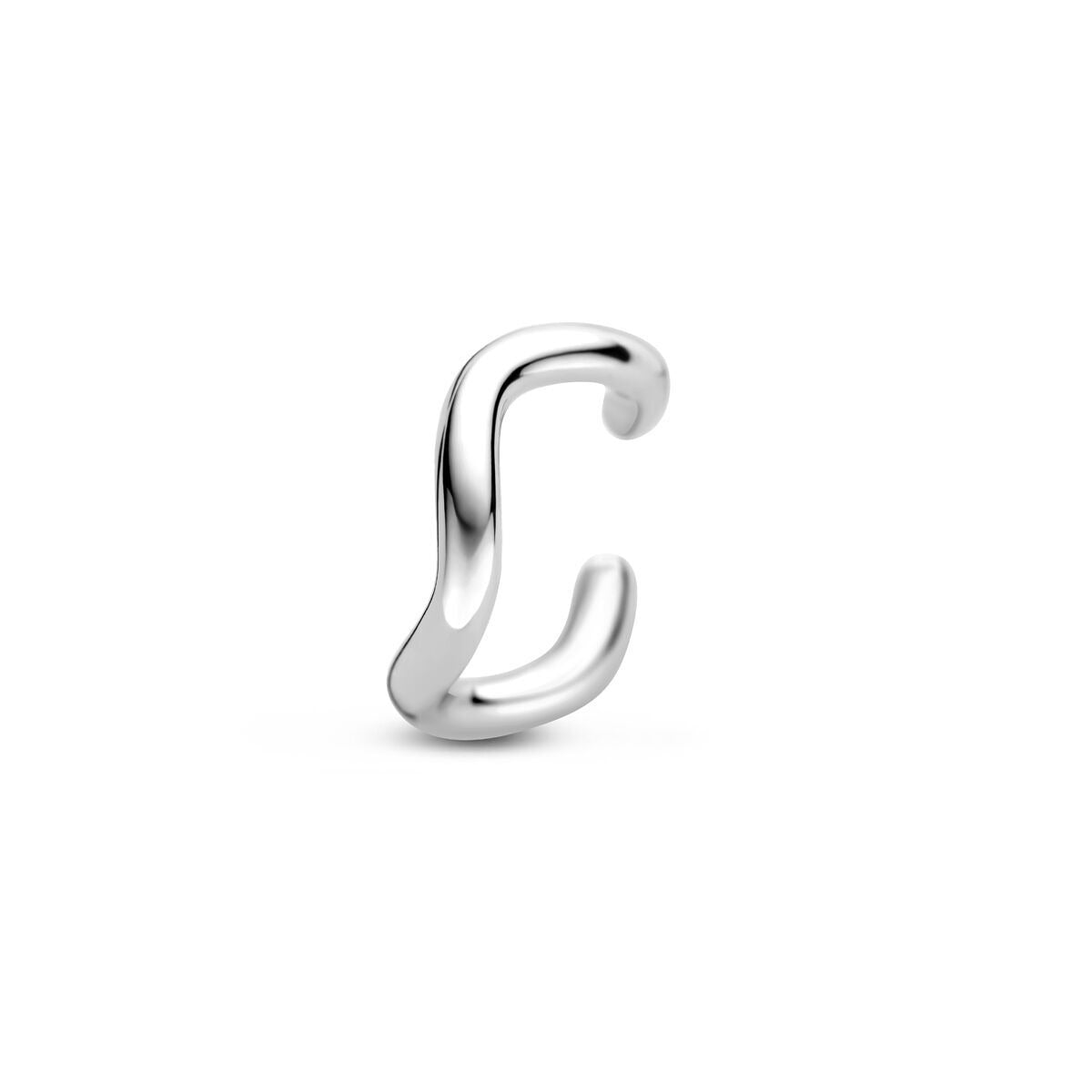 Zilveren ear cuff van gerhodineerd 925 zilver met een vloeiende, organische vorm.