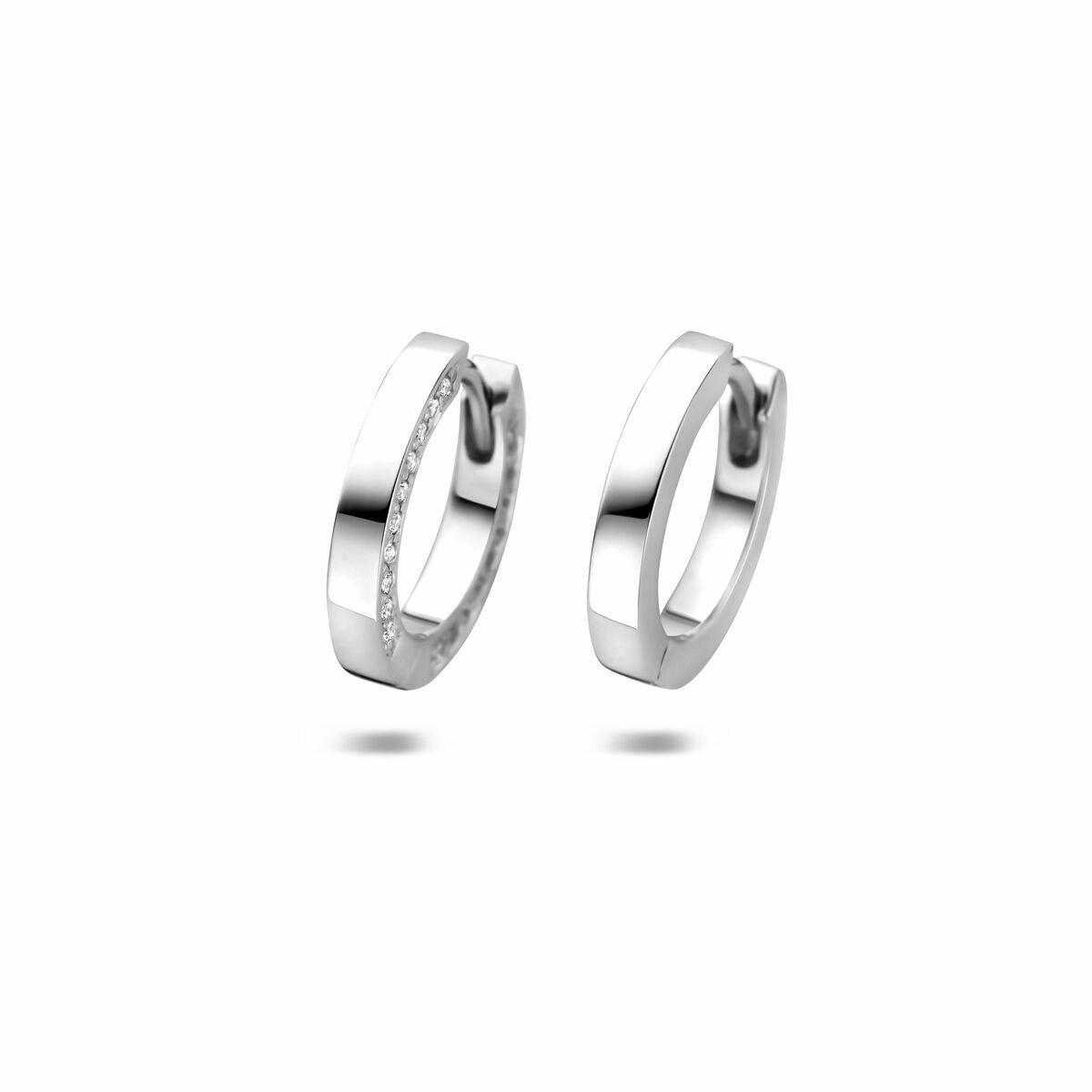 Zilveren klapoorringen van gerhodineerd 925 zilver met zirkonia, 14,5 mm breed.