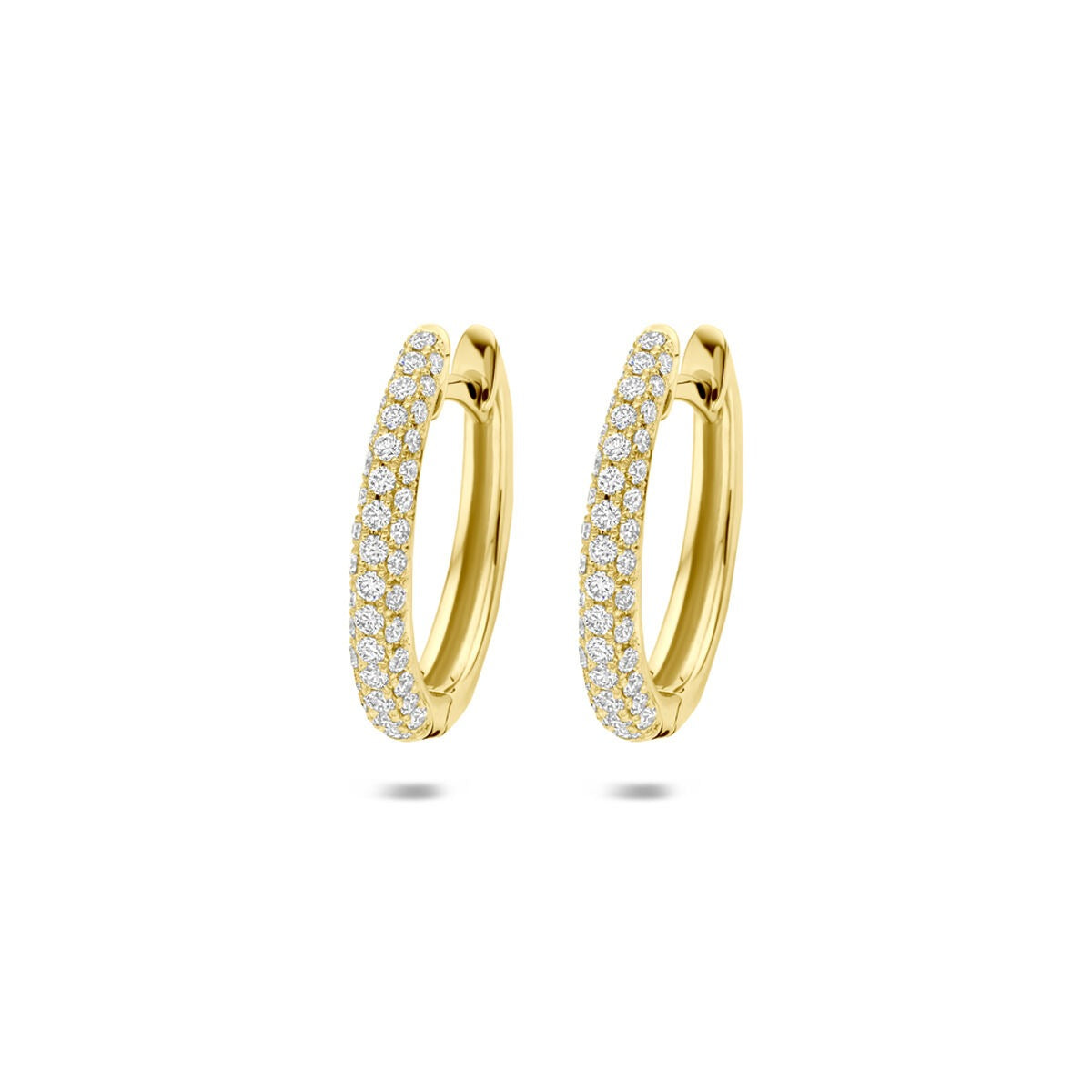 14k gouden oorringen met een rij van kleine diamanten aan de voorkant.