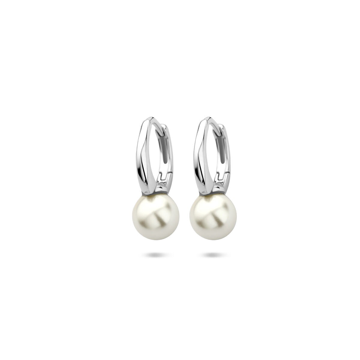 Gerhodineerde 925 zilveren klapoorringen met een witte parelhangertje.