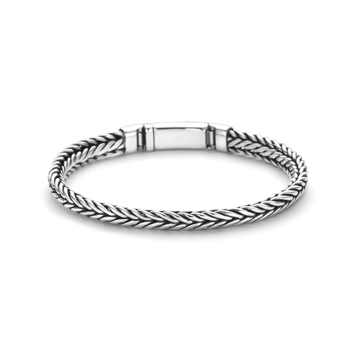 Geoxideerde zilveren vossestaart armband met een gedraaid ontwerp en een gladde sluiting.