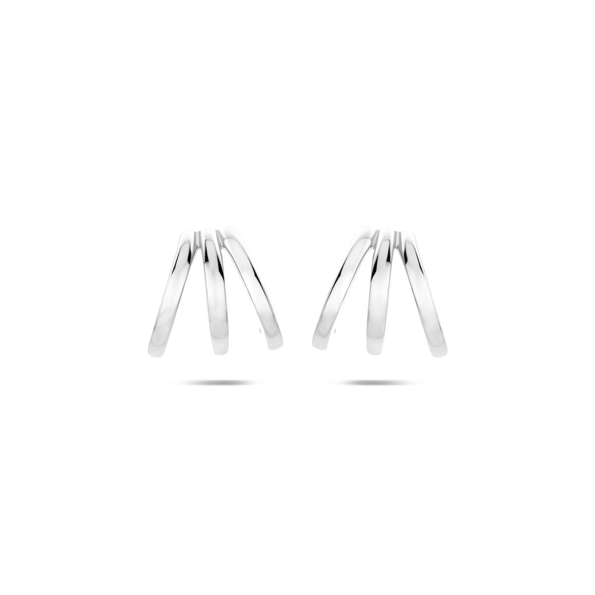 Zilveren stekeroorringen met meerdere gebogen ringen in een moderne, minimalistische stijl.