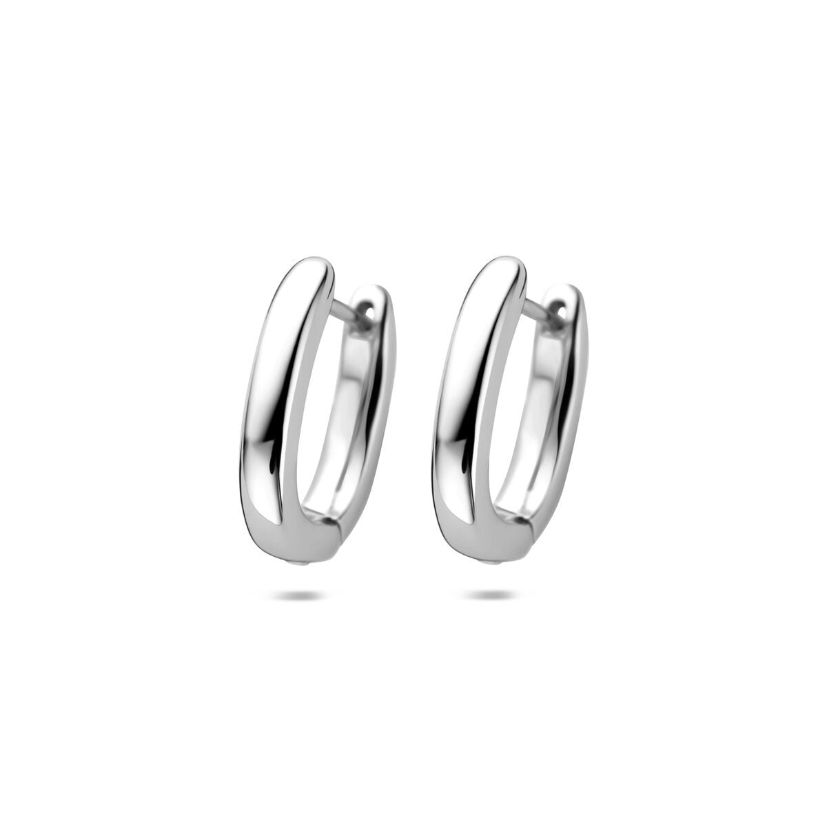 Zilveren klapoorringen van gerhodineerd 925 zilver met een strakke, moderne vormgeving.