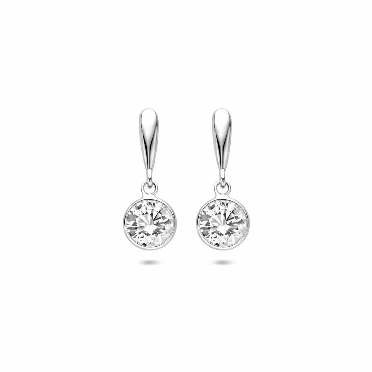 Zilveren oorhangers met ronde zirkonia, diameter 18 mm, met een glanzende afwerking.