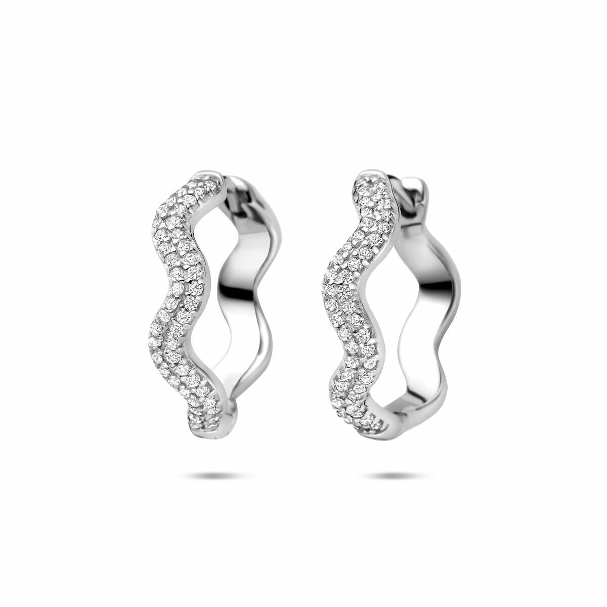 Zilveren oorringen van 20 mm met een golvende vorm en bezet met zirkonia-steentjes.