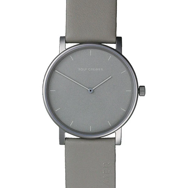 Grijs horloge met een minimalistische wijzerplaat en een lichtgrijze leren band.