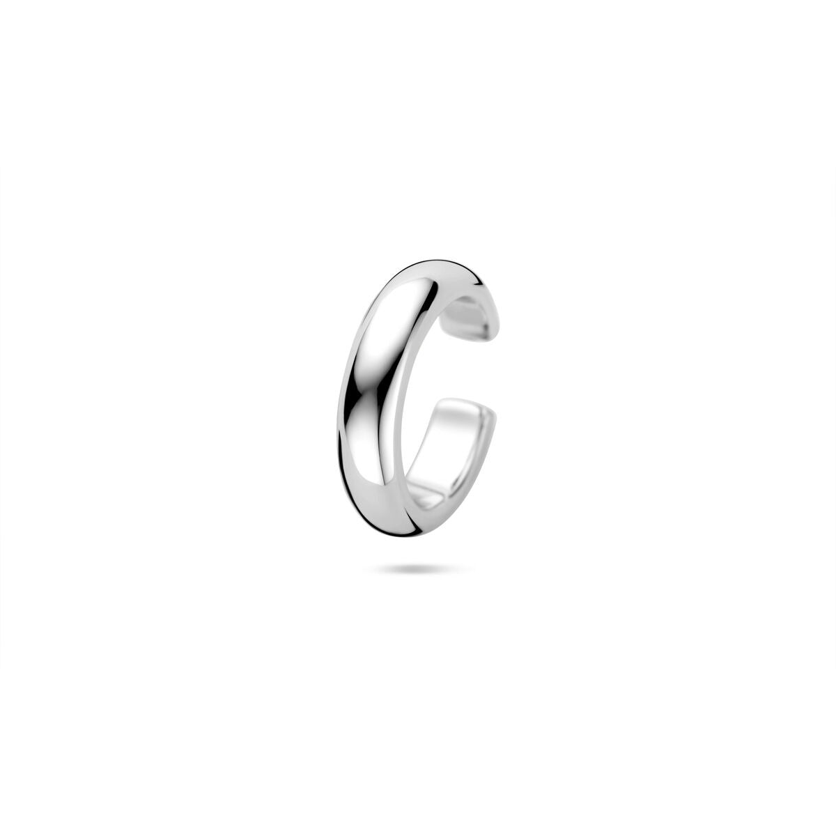 Zilveren ear cuff van gerhodineerd 925 zilver, met een gladde, glanzende afwerking en afmetingen van 14,5x3,5 mm.