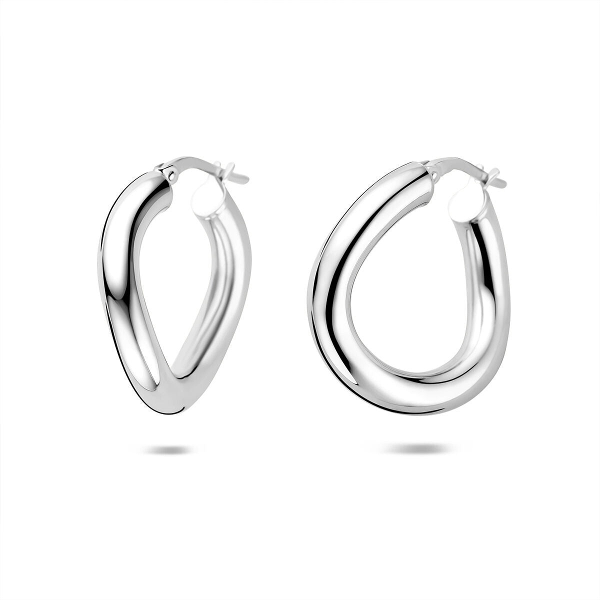 Zilveren oorringen van gerhodineerd 925 zilver met een vloeiende, organische vorm.
