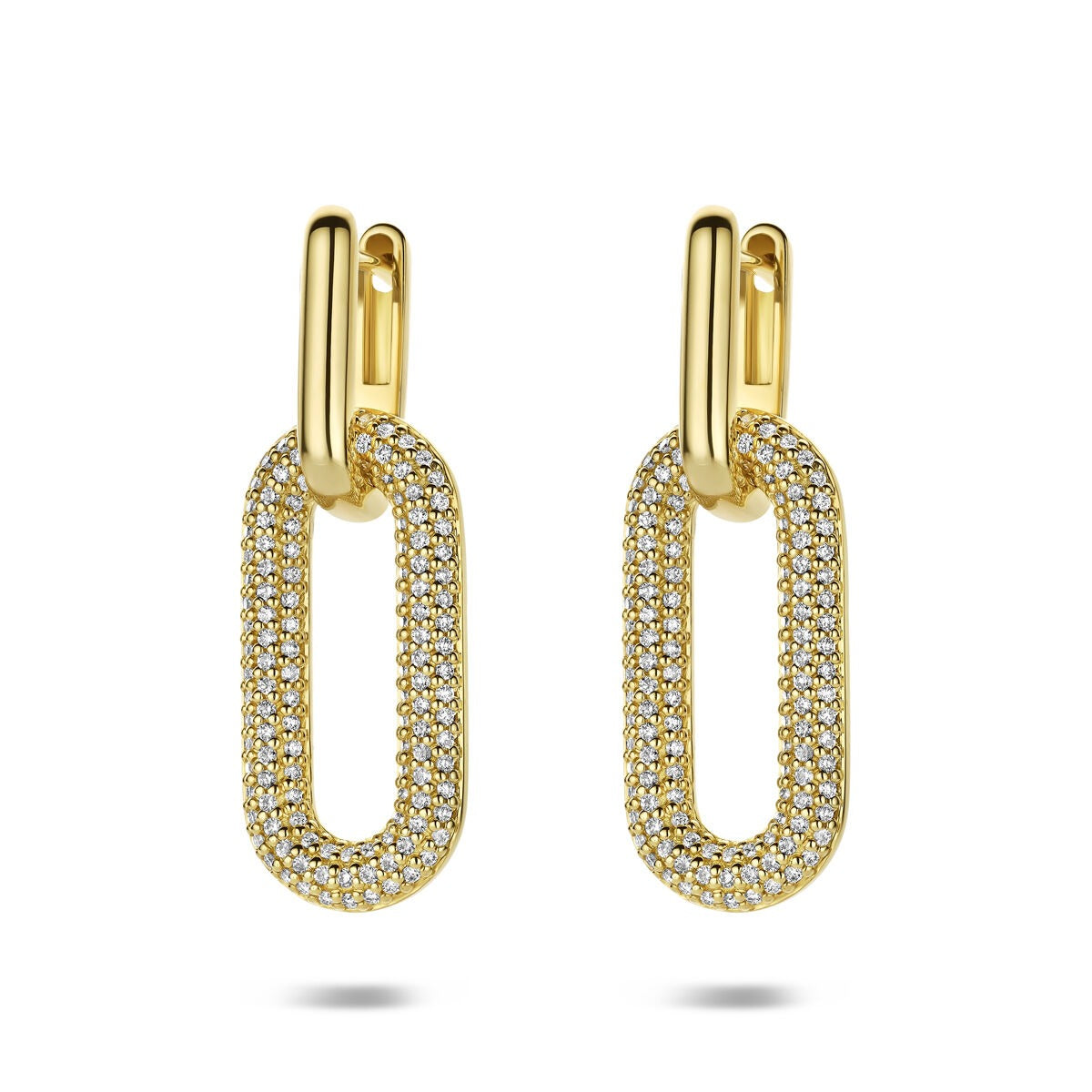 Geelgouden oorringen in een schakelvorm, bezet met kleine diamanten.