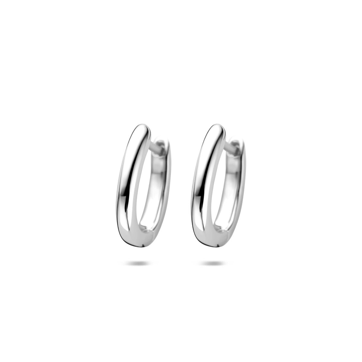 Zilveren klapoorringen van gerhodineerd 925 zilver met een strakke, moderne vormgeving.
