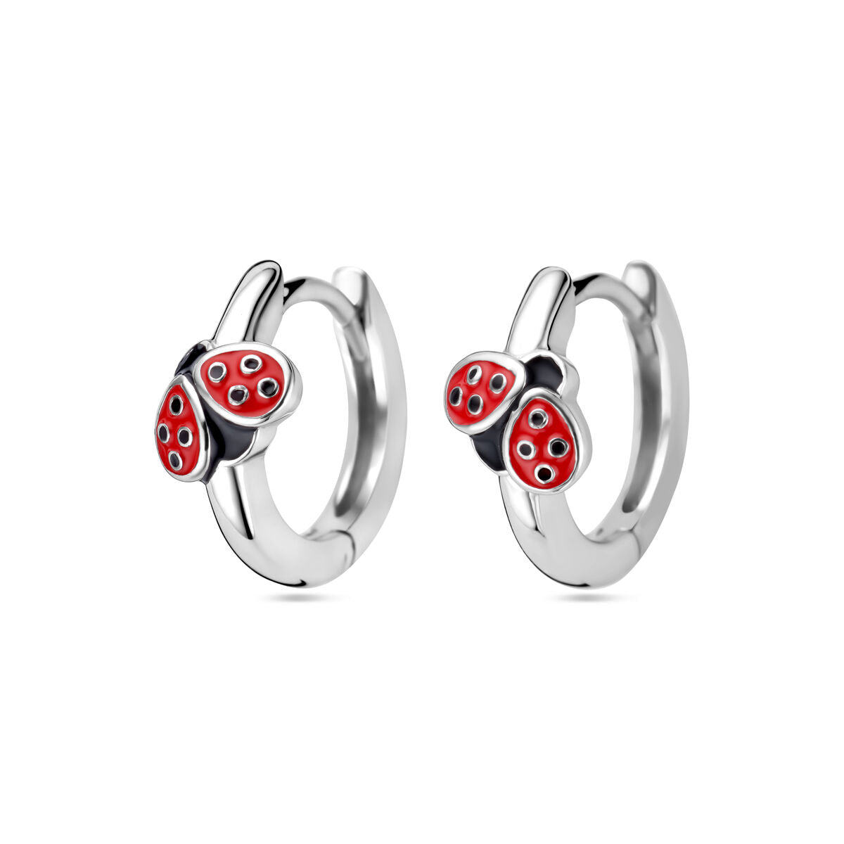 Zilveren klapoorringen met een lieveheersbeestje van rode emaille en zwarte accenten.