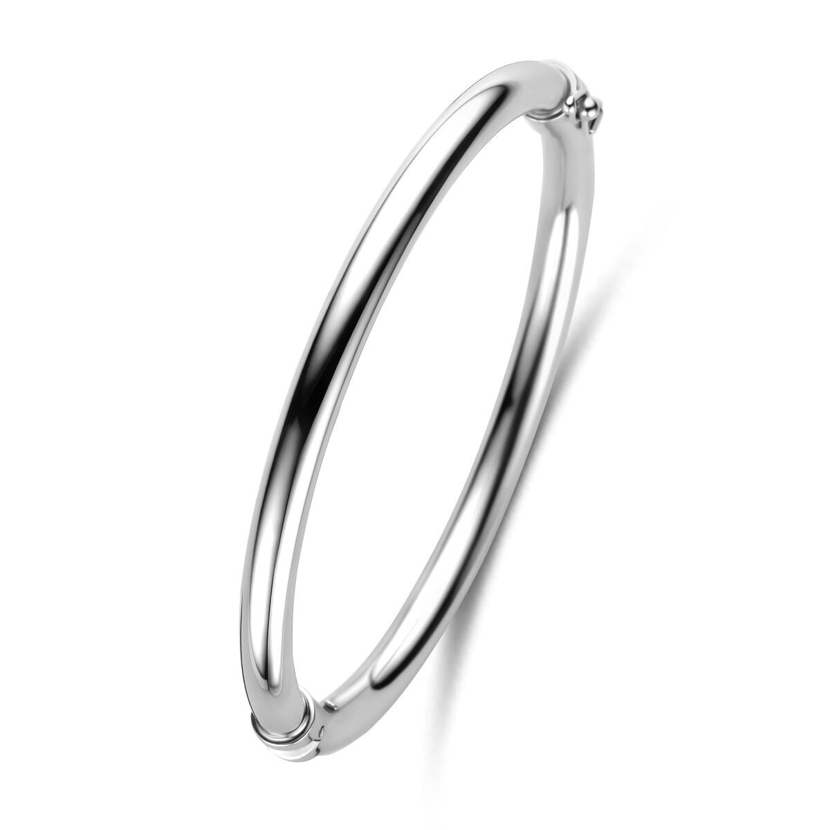 Gerhodineerde zilveren bangle armband met een strakke, glanzende afwerking en een eenvoudige sluiting.