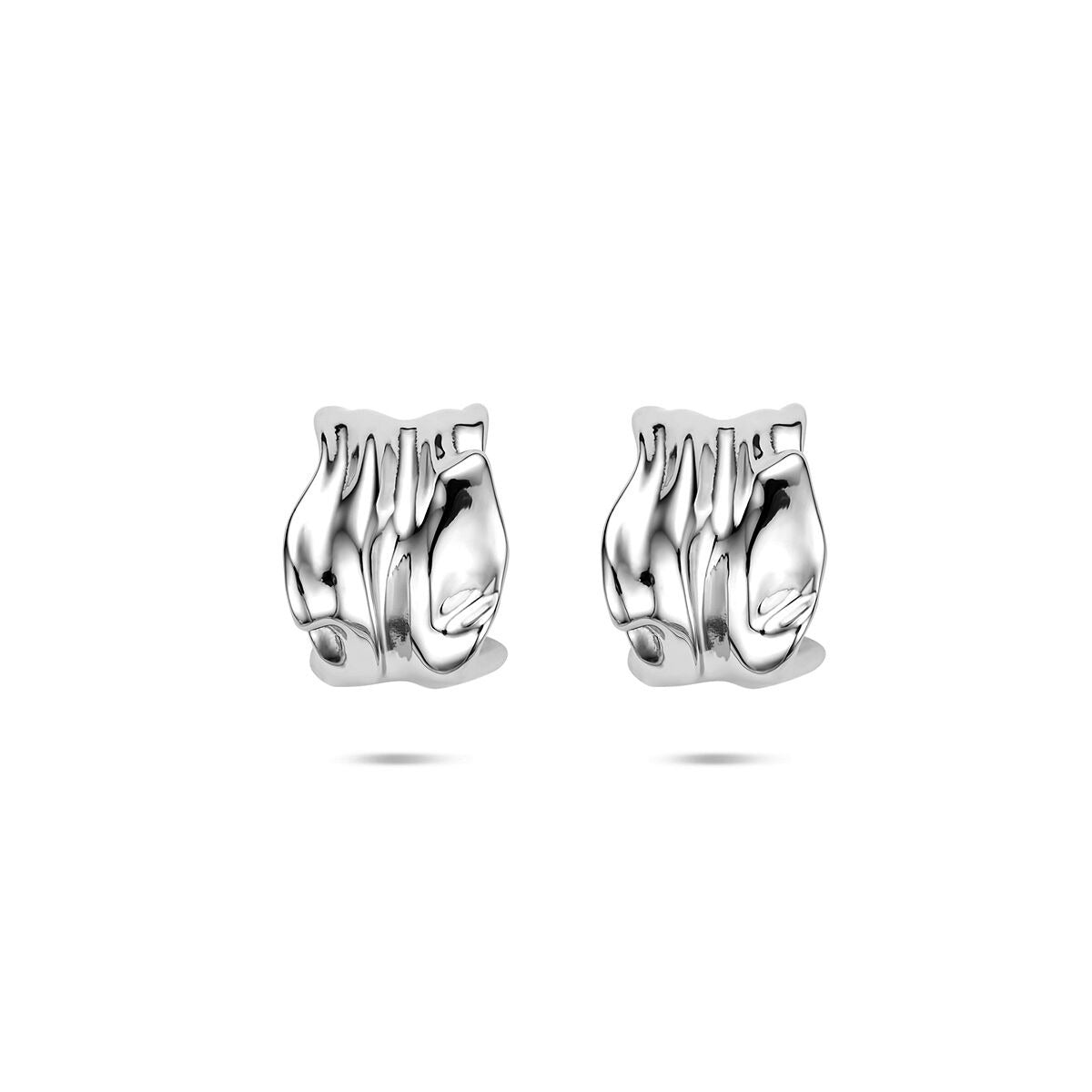 Zilveren stekeroorringen van gerhodineerd 925 zilver met een golvende, organische vorm.