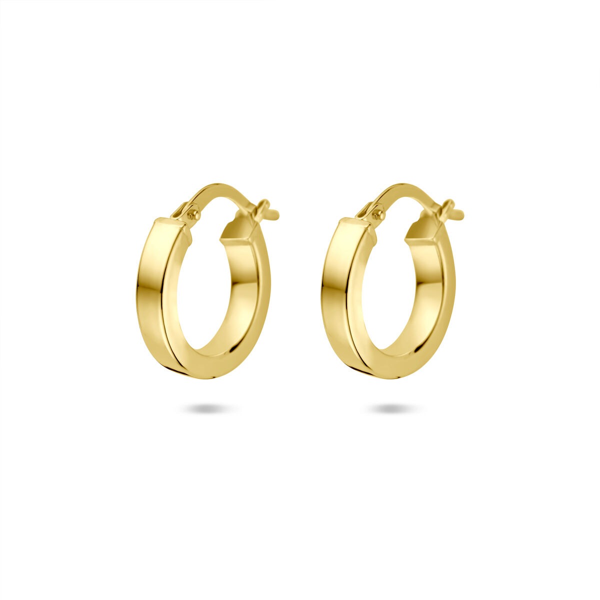 Gouden oorringen van 14k Silgold met scharniersluiting en een breedte van 3 mm.