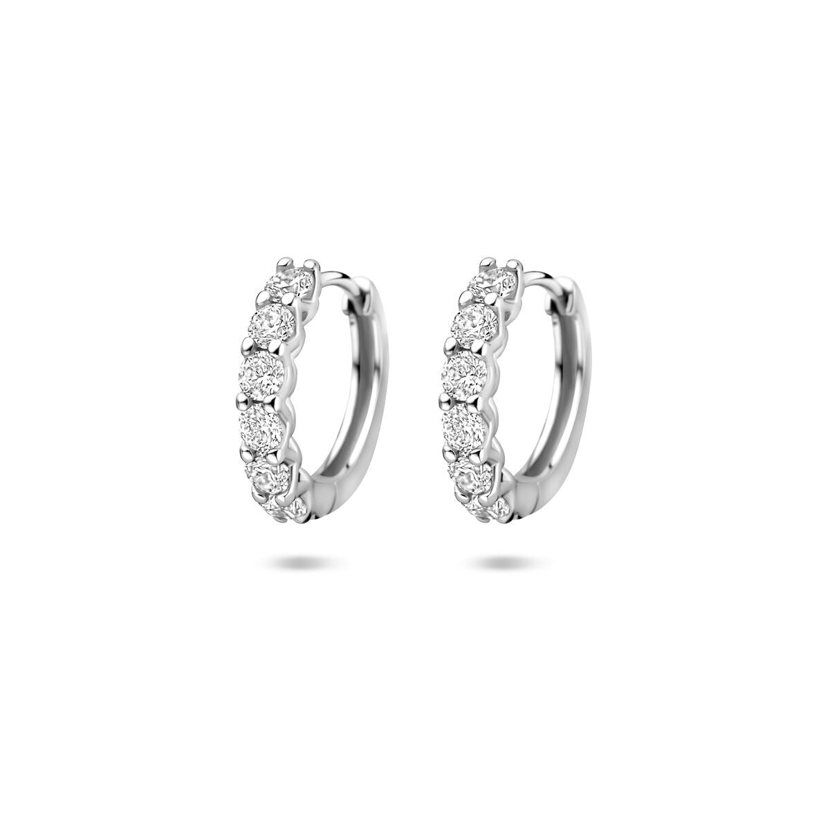 Zilveren klapoorringen van 14,5 mm met een rij zirkonia steentjes.
