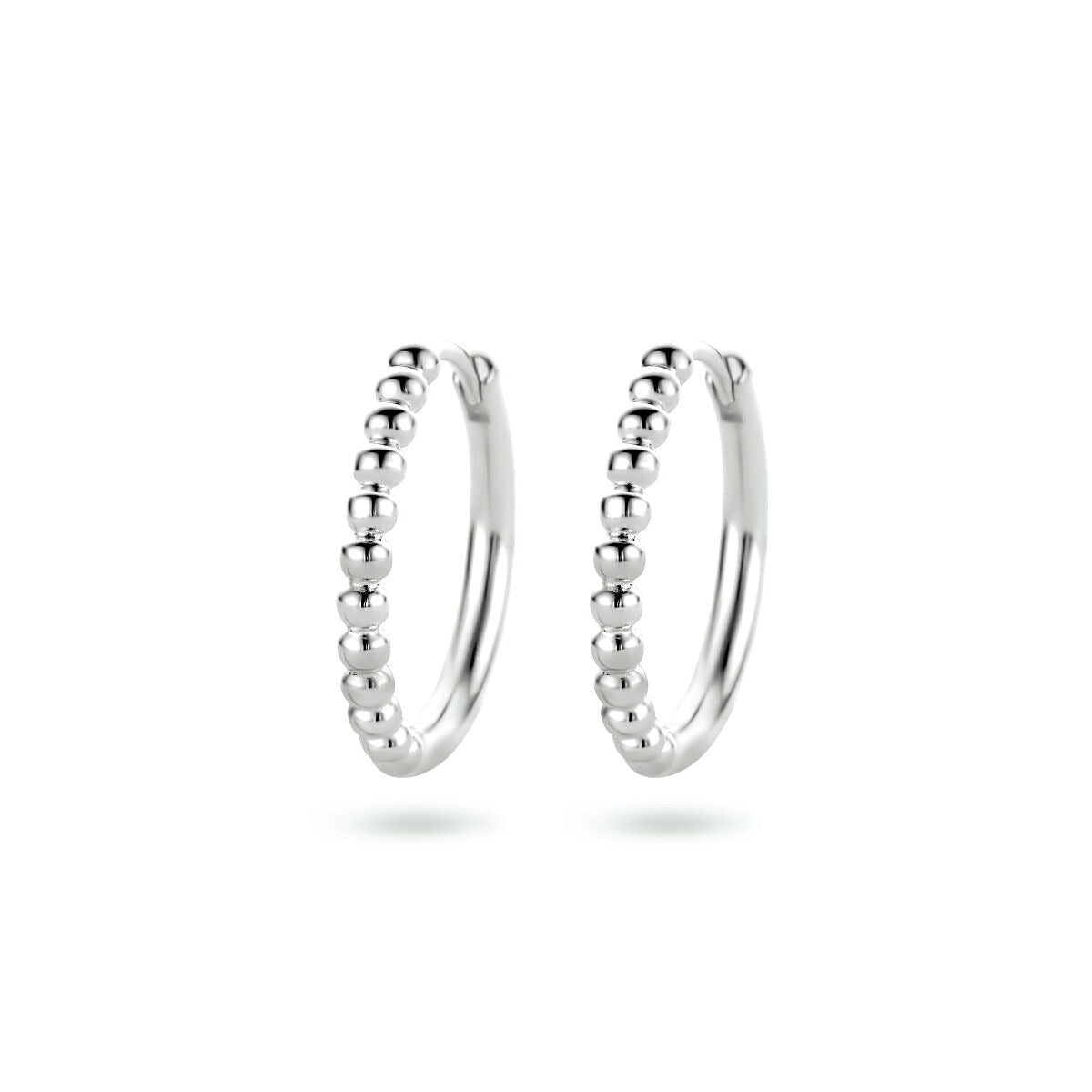 Gerhodineerde 925 zilveren klapoorringen met een bolletjesdetail en een dikte van 2 mm.