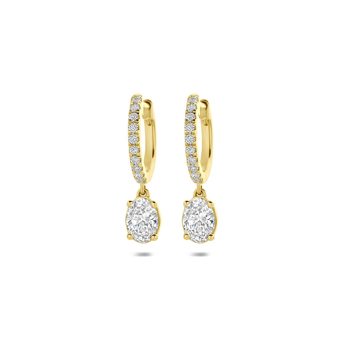 Gouden oorringen met lab-grown diamanten, voorzien van een hangende ovalen diamant en een rij kleine steentjes.