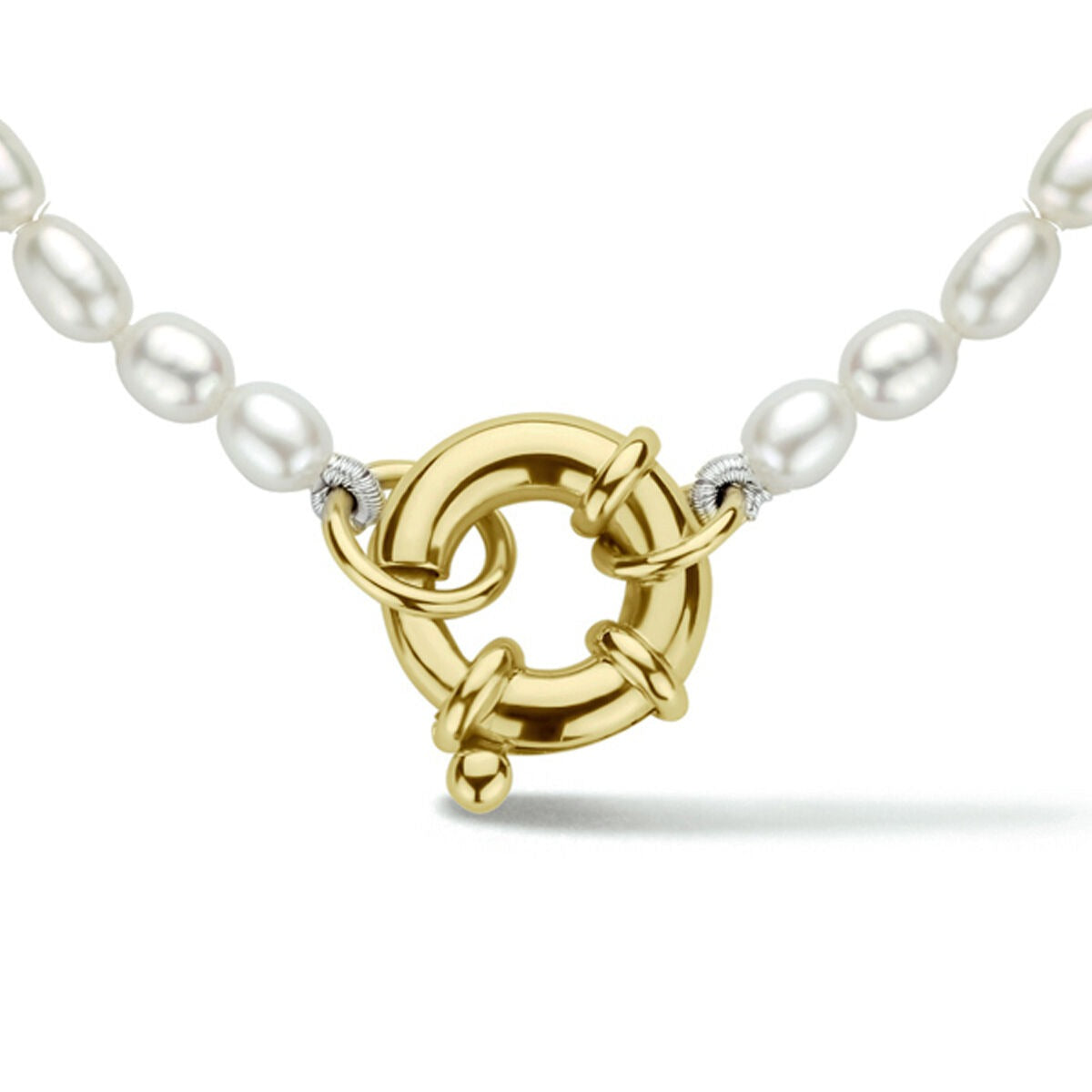 Geelgouden parelketting met een veerslot en glanzende witte parels.